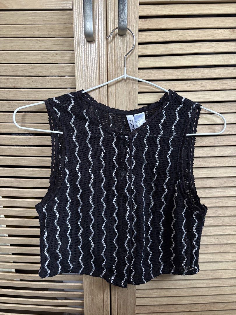 H&M Divided Black Crochet Button-Up Crop Top (Category: Others Tops) located in Antipolo. Submitted by jeremmeeldeleon (Listing ID 1461423587, Image 1). Description: - Brand: H&M Divided - Type: Crochet Crop Top - Size: XS - Features: Sleeveless, Button-up front - Design: Wavy white stripe pattern - Styling: Perfect for layering or wearing on its own - Occasion: Casual outings, nights with friends.