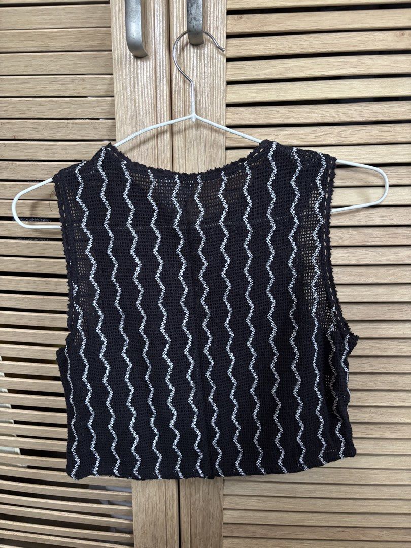 H&M Divided Black Crochet Button-Up Crop Top (Category: Others Tops) located in Antipolo. Submitted by jeremmeeldeleon (Listing ID 1461423587, Image 2). Description: - Brand: H&M Divided - Type: Crochet Crop Top - Size: XS - Features: Sleeveless, Button-up front - Design: Wavy white stripe pattern - Styling: Perfect for layering or wearing on its own - Occasion: Casual outings, nights with friends.