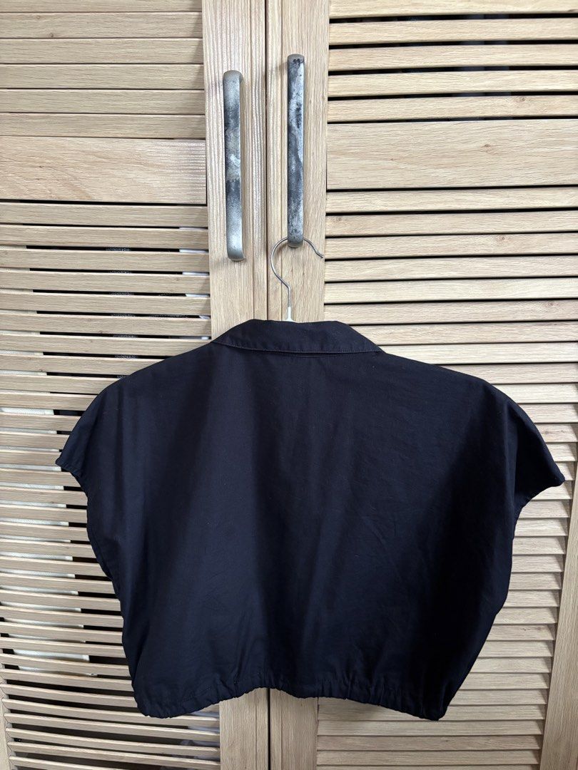 H&M Divided Black Cropped Shirt Top (Category: Shirts) located in Antipolo. Submitted by jeremmeeldeleon (Listing ID 1461423791, Image 2). Description: - H&M Divided black cropped shirt - Short sleeves with a collared neckline - Button-up front - Elasticated hem for a comfortable fit - Made from 100% cotton - Ideal for easy, casual styling.