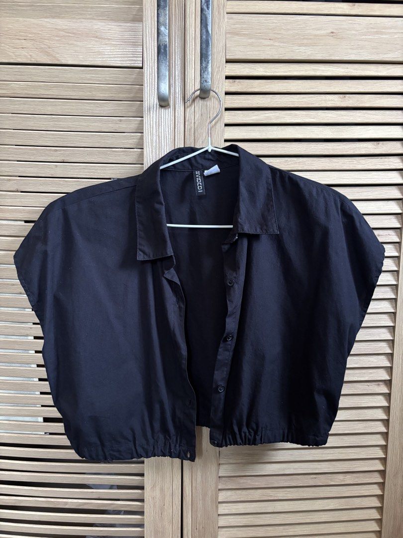 H&M Divided Black Cropped Shirt Top (Category: Shirts) located in Antipolo. Submitted by jeremmeeldeleon (Listing ID 1461423791, Image 3). Description: - H&M Divided black cropped shirt - Short sleeves with a collared neckline - Button-up front - Elasticated hem for a comfortable fit - Made from 100% cotton - Ideal for easy, casual styling.