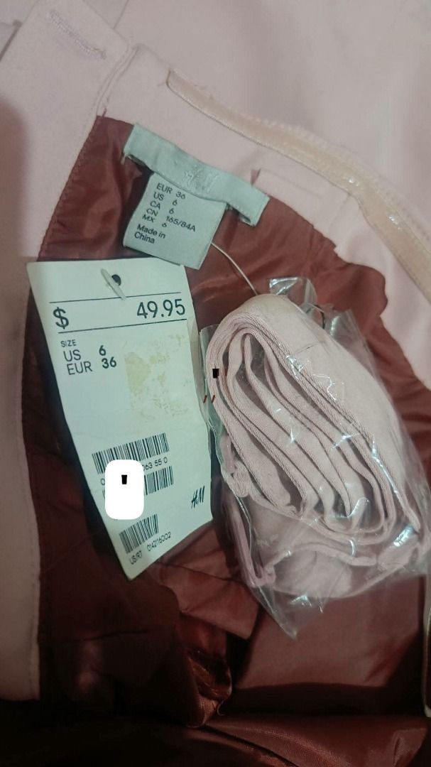 H&M Dress (Category: Evening dresses & gowns) located in Manila. Submitted by dressforlessbyliz_2024 (Listing ID 1461534101, Image 2). Description: H&M Tube Dress ❤️ Condition: Brandnew with tag with free detachable & adjustable strap ❤️Size: 6/ Small -Medium ❤️Price: 890 Php + SF ❌❌ Original Price: 3,000 Php ❌❌ With corset boning and anti slip silicone *First to pay will get the item.