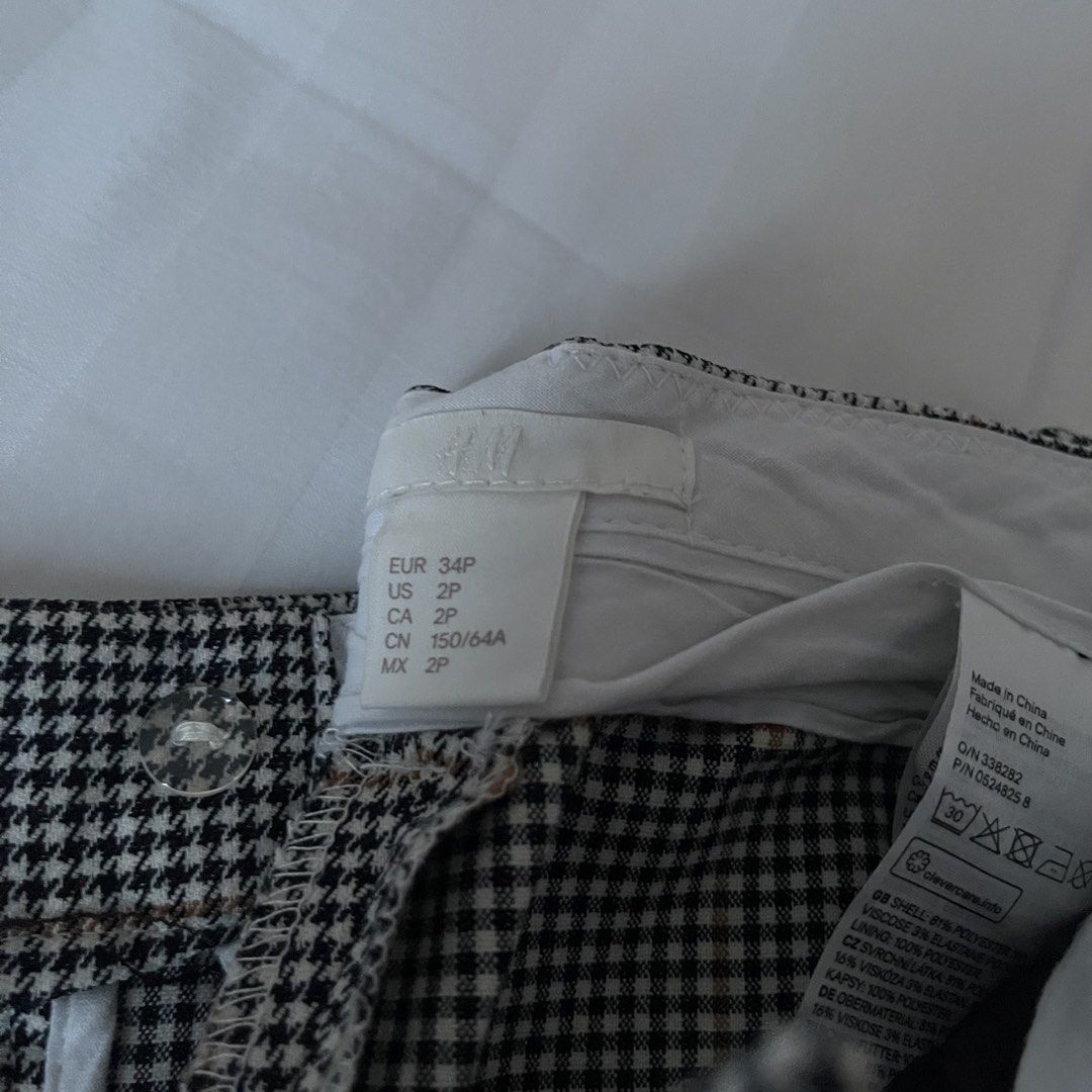 H&M Houndstooth Pattern Pants (Category: Other Bottoms) located in Muntinlupa City. Submitted by sza1123 (Listing ID 1461429289, Image 2). Description: - Classic houndstooth pattern (black, white, brown) - Brand: H&M - Fit: Straight leg - Versatile: Great for work or casual outfits - Size: 2P.