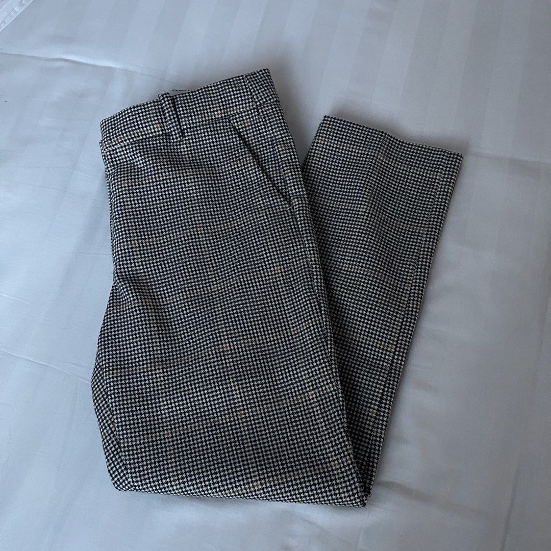 H&M Houndstooth Pattern Pants (Category: Other Bottoms) located in Muntinlupa City. Submitted by sza1123 (Listing ID 1461429289, Image 1). Description: - Classic houndstooth pattern (black, white, brown) - Brand: H&M - Fit: Straight leg - Versatile: Great for work or casual outfits - Size: 2P.