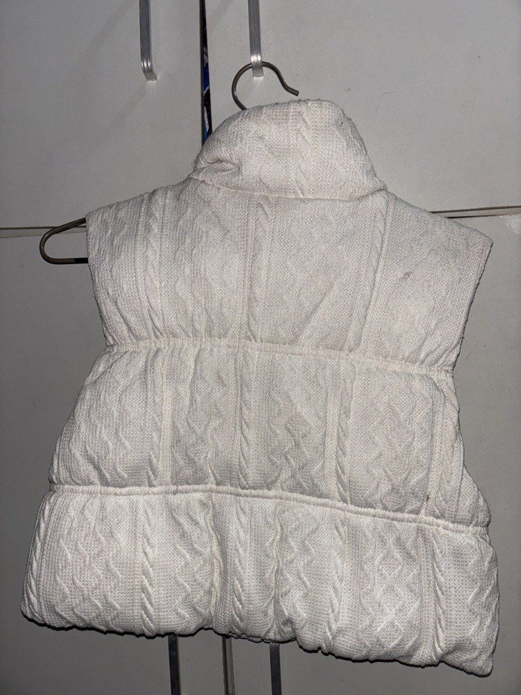 H&M Knitted Bubble Vest (Category: Others Tops) located in Manila. Submitted by syqlntng (Listing ID 1461419521, Image 2). Description: .