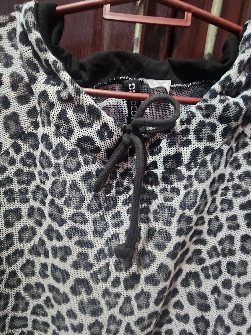 H&M Leopard Print Mesh Long Sleeve Top (Category: Longsleeves) located in Muntinlupa City. Submitted by yanyan1888 (Listing ID 1461373119, Image 2). Description: - H&M leopard print mesh top - Long sleeves - Drawstring detail at neckline - Lightweight and sheer material - Versatile for layering or as a statement piece - Pairs well with jeans or skirts.