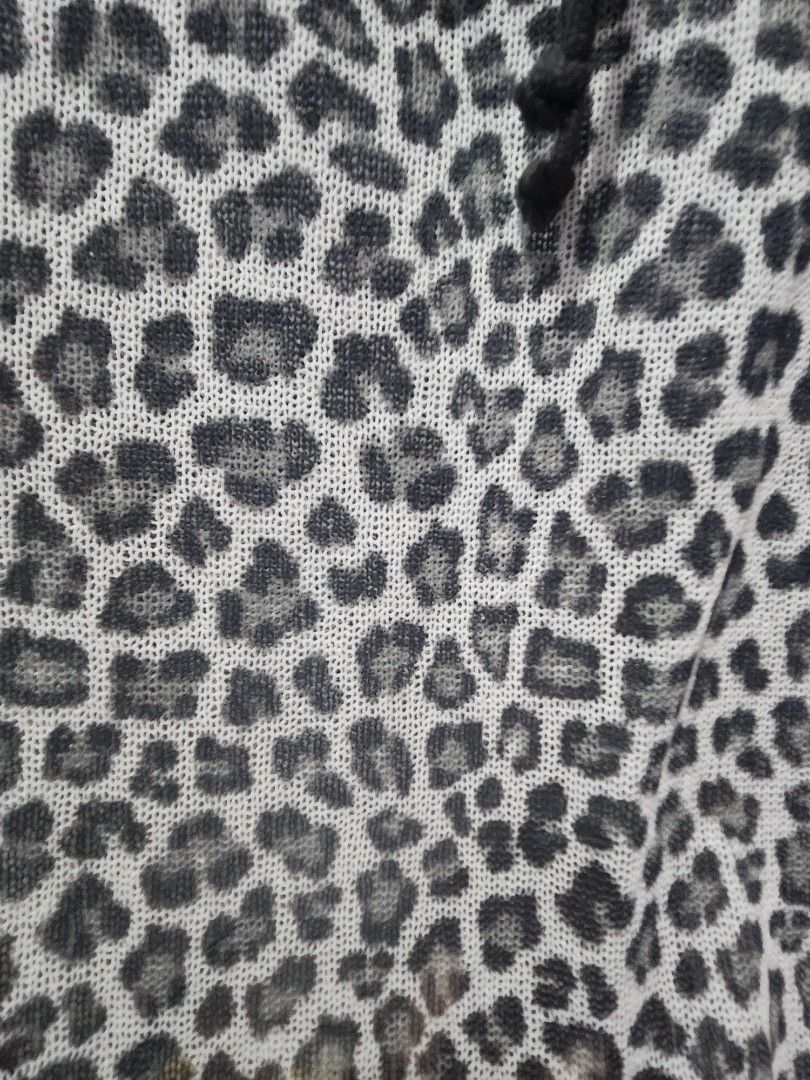 H&M Leopard Print Mesh Long Sleeve Top (Category: Longsleeves) located in Muntinlupa City. Submitted by yanyan1888 (Listing ID 1461373119, Image 3). Description: - H&M leopard print mesh top - Long sleeves - Drawstring detail at neckline - Lightweight and sheer material - Versatile for layering or as a statement piece - Pairs well with jeans or skirts.