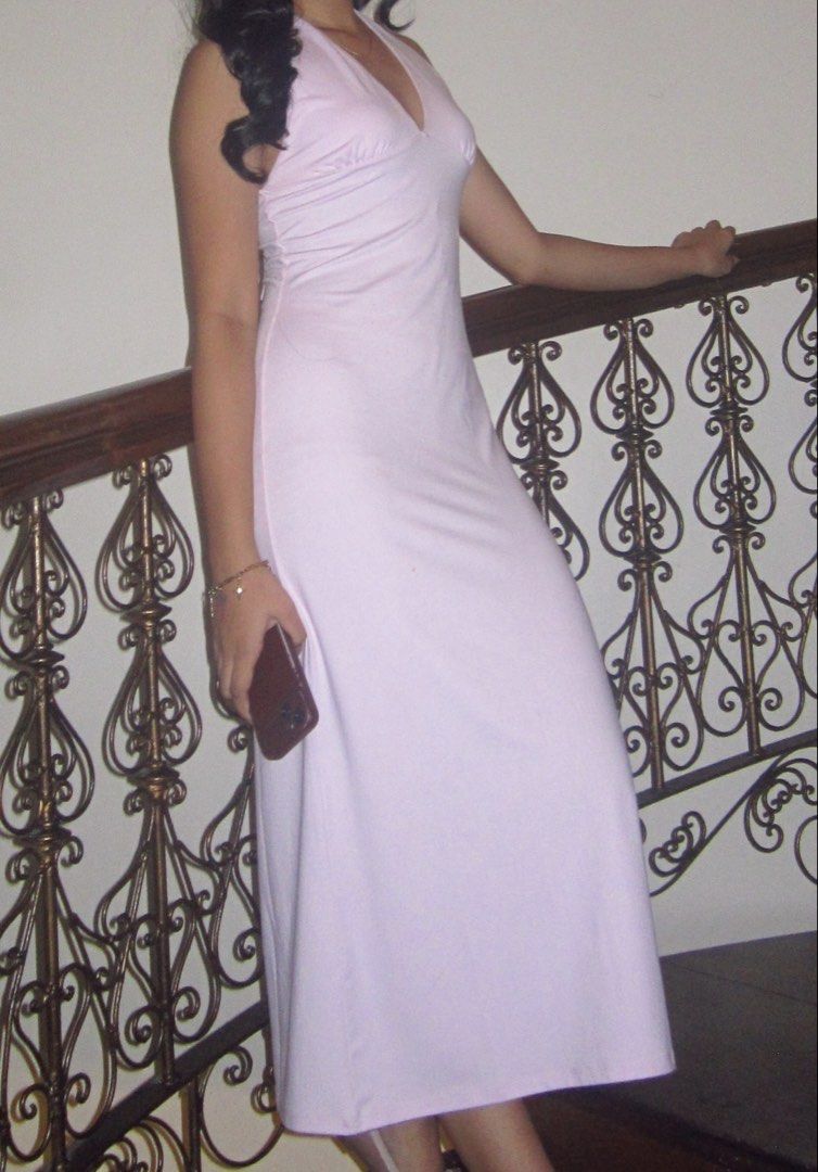H&M Maxi Halter Dress (Category: Dresses) located in Bacolod City. Submitted by mysticdsy (Listing ID 1461455428, Image 3). Description: XS-S Waist: EUR 32-26 Chest: EUR 32 Length: 102 cm - Flowy fitted maxi dress - low-cut V-neck.