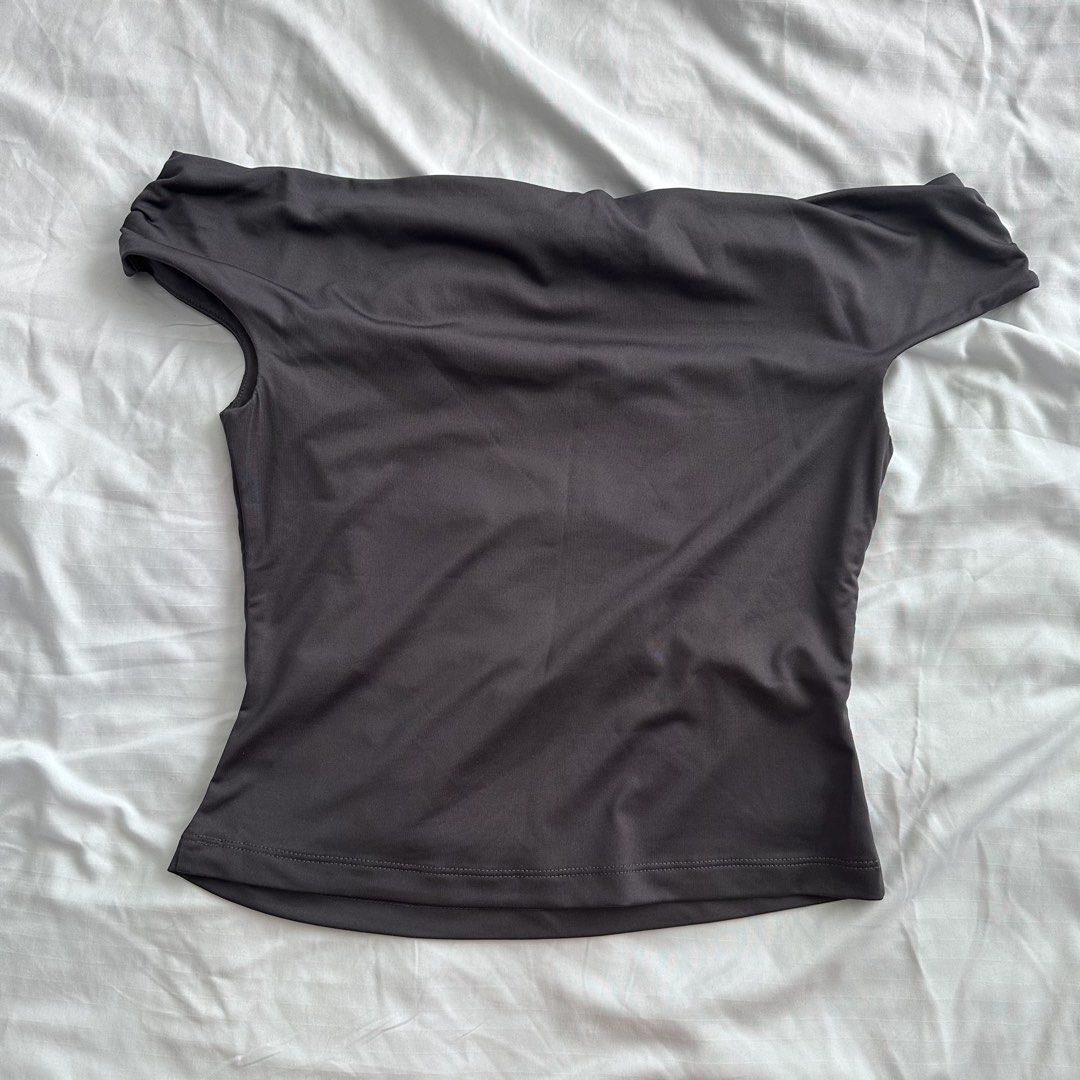 H&M Off Shoulder Top (Category: Others Tops) located in Davao. Submitted by 1lesslonelyg1rl (Listing ID 1461342630, Image 2). Description: 🫐 used once or twice.