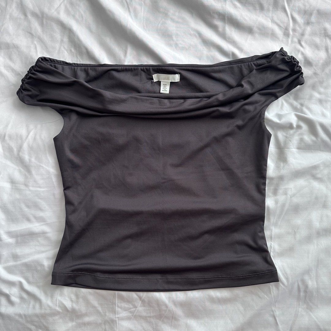 H&M Off Shoulder Top (Category: Others Tops) located in Davao. Submitted by 1lesslonelyg1rl (Listing ID 1461342630, Image 1). Description: 🫐 used once or twice.