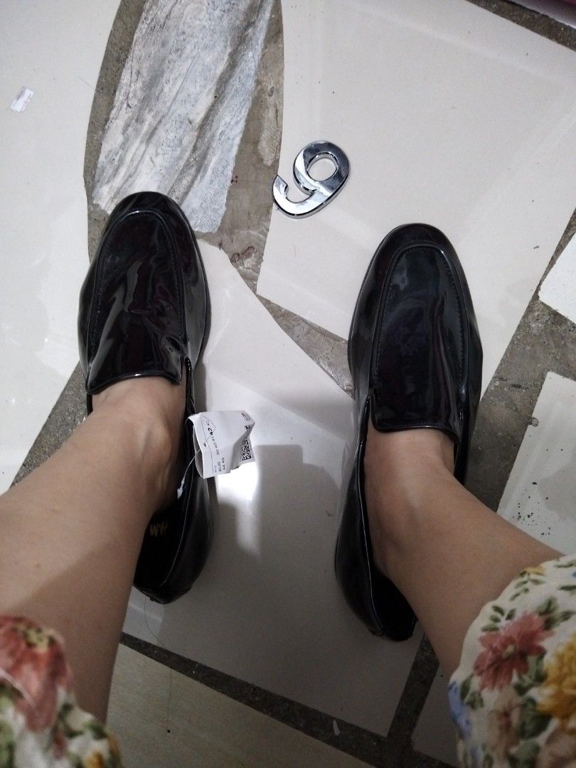 H&M patent shoes (Category: Casual Shoes) located in El Salvador. Submitted by francheskaukayukay (Listing ID 1461402561, Image 1). Description: with tag.