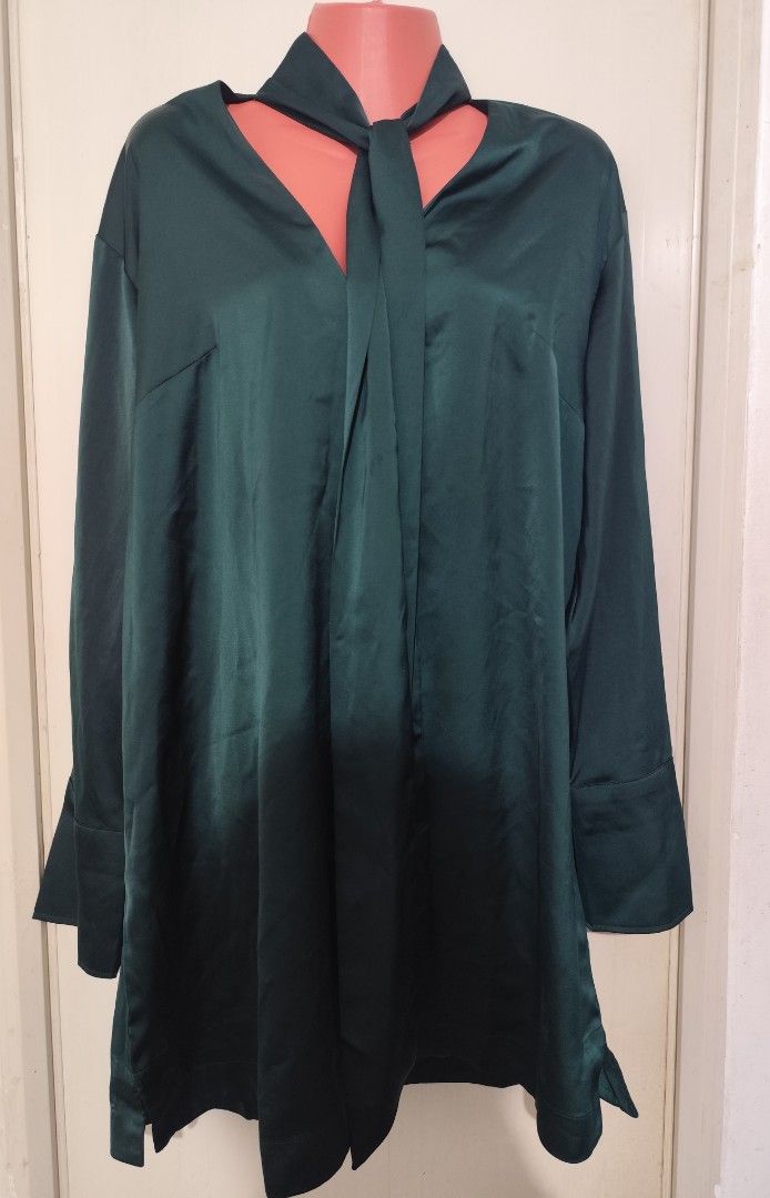HM Plain satin emerald green dress (Category: Dresses) located in Cainta. Submitted by chai.espinosa (Listing ID 1461480786, Image 1). Description: Within Metro Manila or Cainta, Rizal only. Booking of lalamove/grab and payment should be both shouldered and done by the buyer. Thank you 😊.