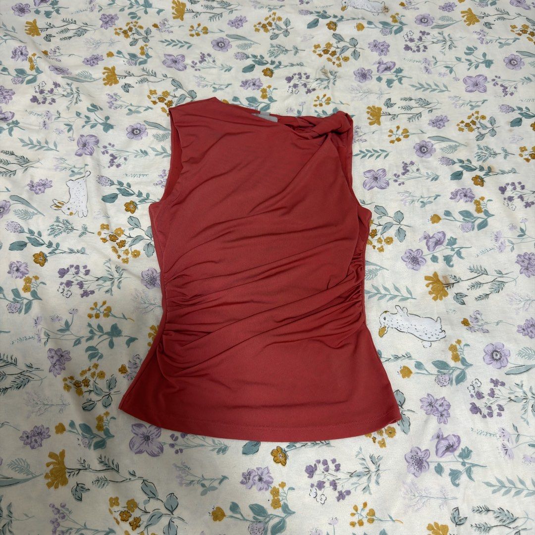 H&M Ruched Top (Category: Others Tops) located in Manila. Submitted by declutters.wrdrb (Listing ID 1461469740, Image 1). Description: .