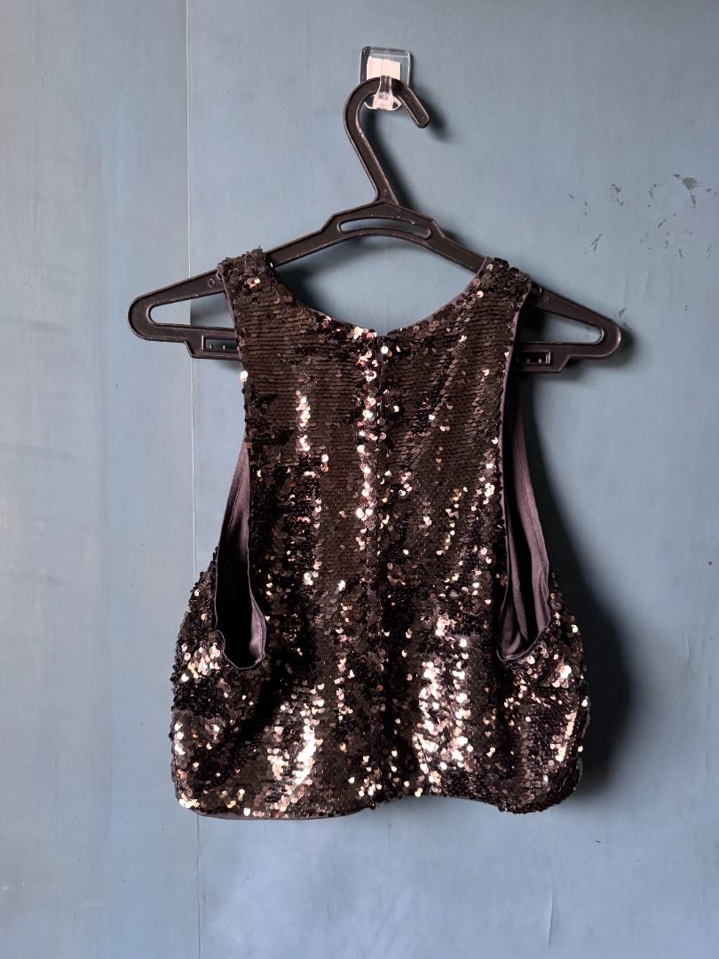 H&M Sequin Halter Neck Top (brand new) (Category: Sleeveless) located in Manila. Submitted by reesespiecess (Listing ID 1461482740, Image 2). Description: - brand new h&m sequin halter neck top - bought this for an event but didn't end up using it - tag is still attached, there are a few loose strings on the product from storage.