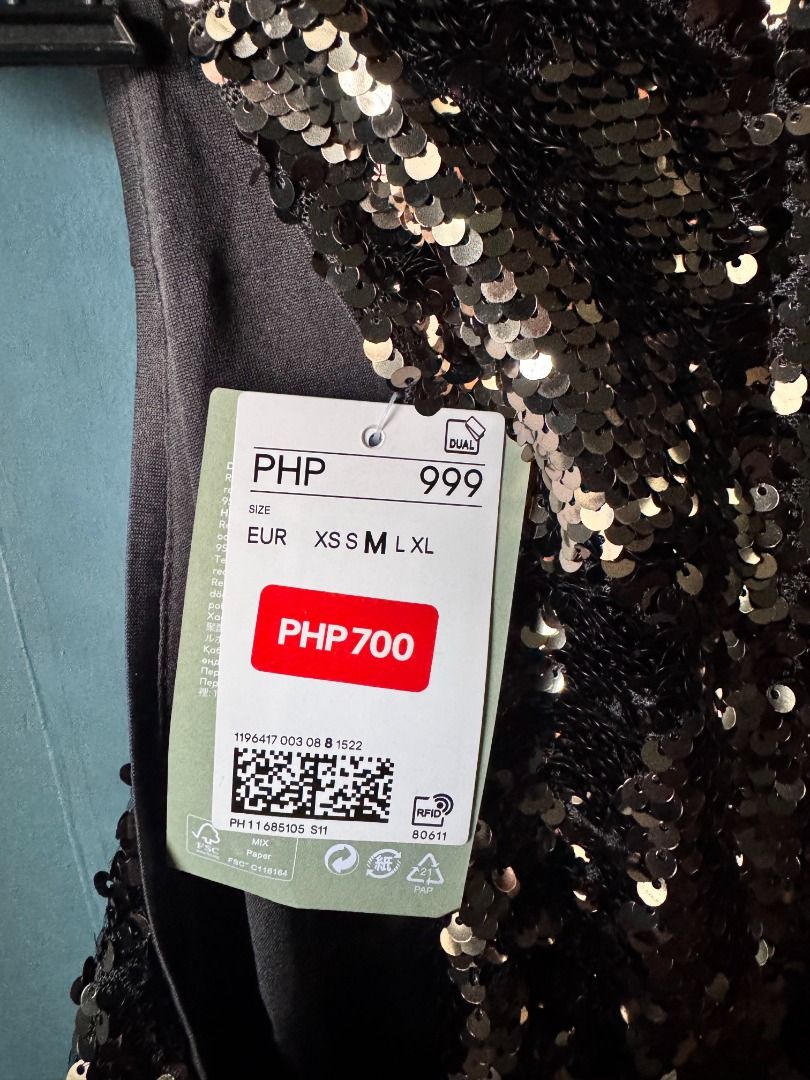 H&M Sequin Halter Neck Top (brand new) (Category: Sleeveless) located in Manila. Submitted by reesespiecess (Listing ID 1461482740, Image 3). Description: - brand new h&m sequin halter neck top - bought this for an event but didn't end up using it - tag is still attached, there are a few loose strings on the product from storage.