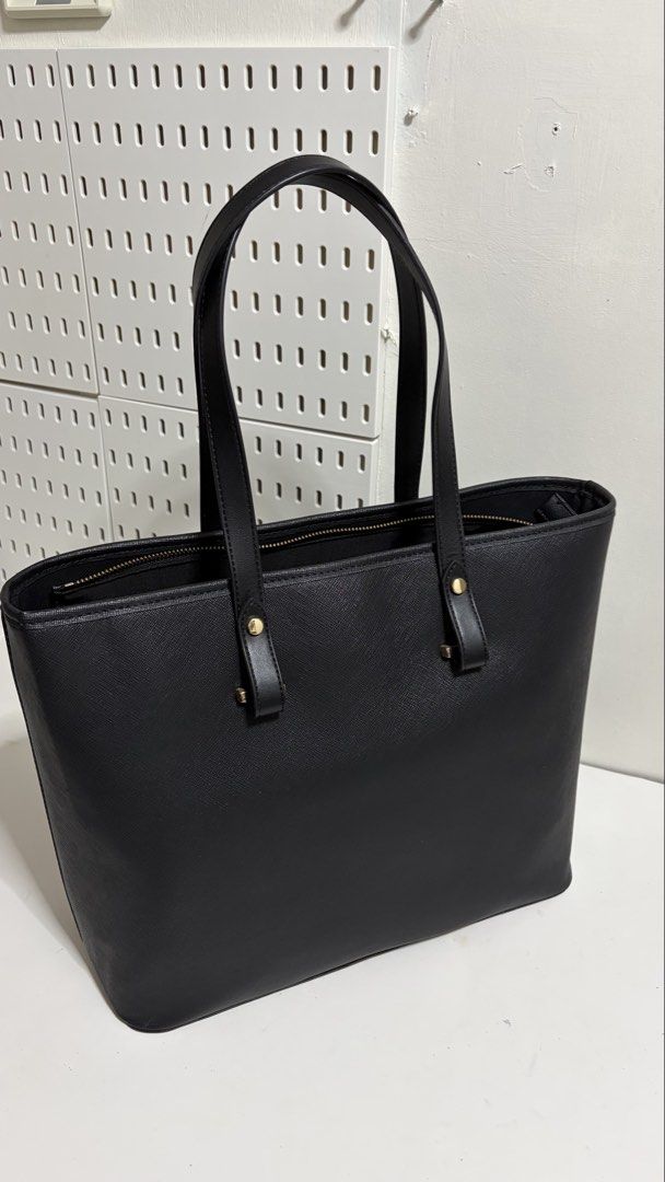 H&M Shoulder Work Bag (Category: Shoulder Bags) located in Quezon City. Submitted by aennythingforsale (Listing ID 1461340887, Image 3). Description: Original price 1990php RFS: Decluttering and too many bags (only used once) Payment first before shipping and SF c/o buyer Location: North Olympus Subdivision.