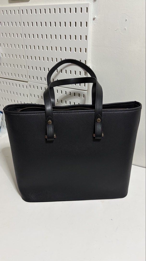 H&M Shoulder Work Bag (Category: Shoulder Bags) located in Quezon City. Submitted by aennythingforsale (Listing ID 1461340887, Image 1). Description: Original price 1990php RFS: Decluttering and too many bags (only used once) Payment first before shipping and SF c/o buyer Location: North Olympus Subdivision.