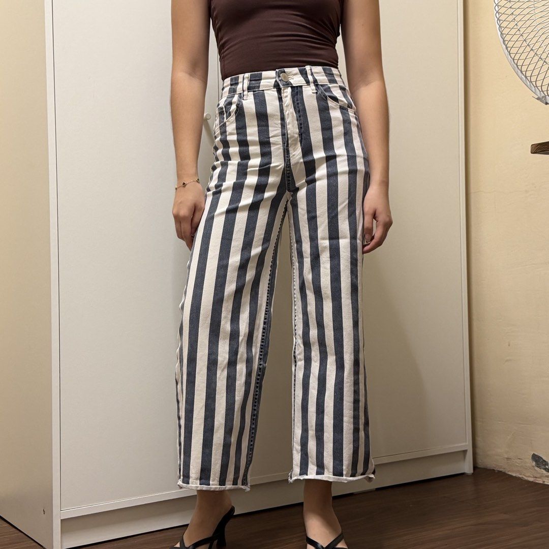 H&M Striped Jeans (Category: Jeans) located in Bacoor. Submitted by ynnasdrawer (Listing ID 1461418459, Image 1). Description: - soo cute - very soft and stretchy - 23-24 waistline - for petite girls! - rfs: decluttering .