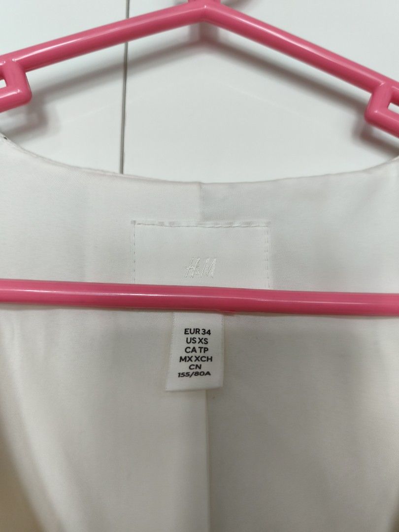 H&M Striple Waistcoat Top (Category: Others Tops) located in Manila. Submitted by smilefashion08 (Listing ID 1461336202, Image 2). Description: Original H&M.