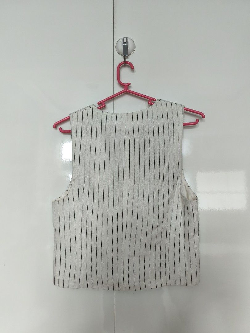 H&M Striple Waistcoat Top (Category: Others Tops) located in Manila. Submitted by smilefashion08 (Listing ID 1461336202, Image 3). Description: Original H&M.