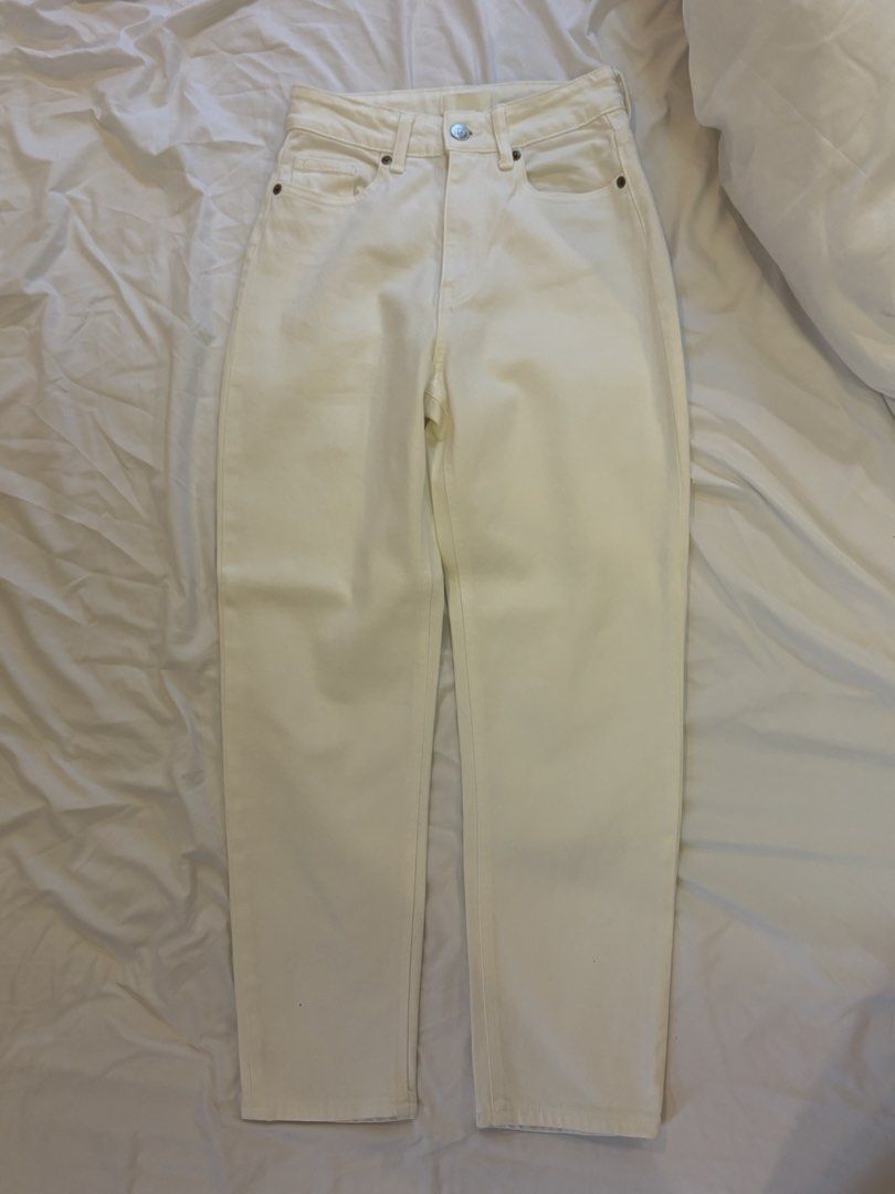 H&M White Jeans (Category: Jeans) located in Caloocan City. Submitted by lovedby_chi8 (Listing ID 1461375911, Image 1). Description: .