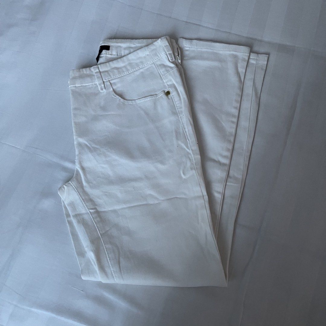 H&M White Jeans Size 6 EUR 36 (Category: Jeans) located in Muntinlupa City. Submitted by sza1123 (Listing ID 1461429195, Image 1). Description: - Brand: H&M - Color: White - Size: 6 US / 36 EUR - Style: Classic five-pocket - Origin: Made in China - Perfect for: Everyday wear, versatile styling.