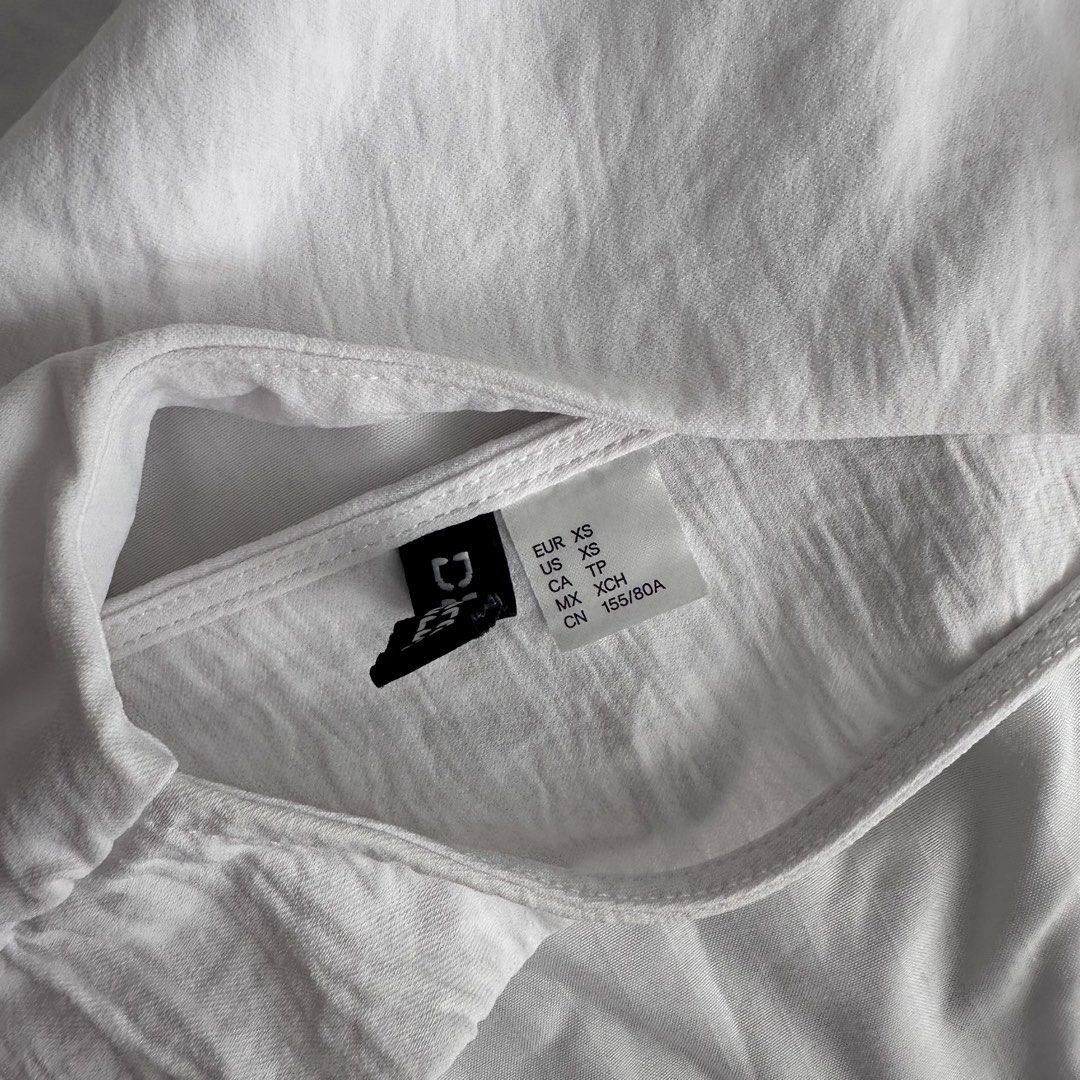 H&M White Open Back Top (Category: Sleeveless) located in Davao. Submitted by 1lesslonelyg1rl (Listing ID 1461345737, Image 2). Description: 🫐 please note it has a ballpen mark but only visible up close .
