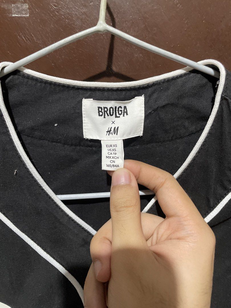 H&M x Brolga Baseball Jersey (Category: Tshirts & Polo Shirts ) located in Manila. Submitted by round_0000 (Listing ID 1461414770, Image 2). Description: - BROIGA x H&M Collaboration - Black Baseball Jersey - White Piping Details - Size: XS - Perfect for Casual Wear Actual product color may vary slightly from the photos shown. The seller will ship from Manila. Terms: 1. Shipping fee will be shouldered by the buyer. 2. Shipment is only within Metr