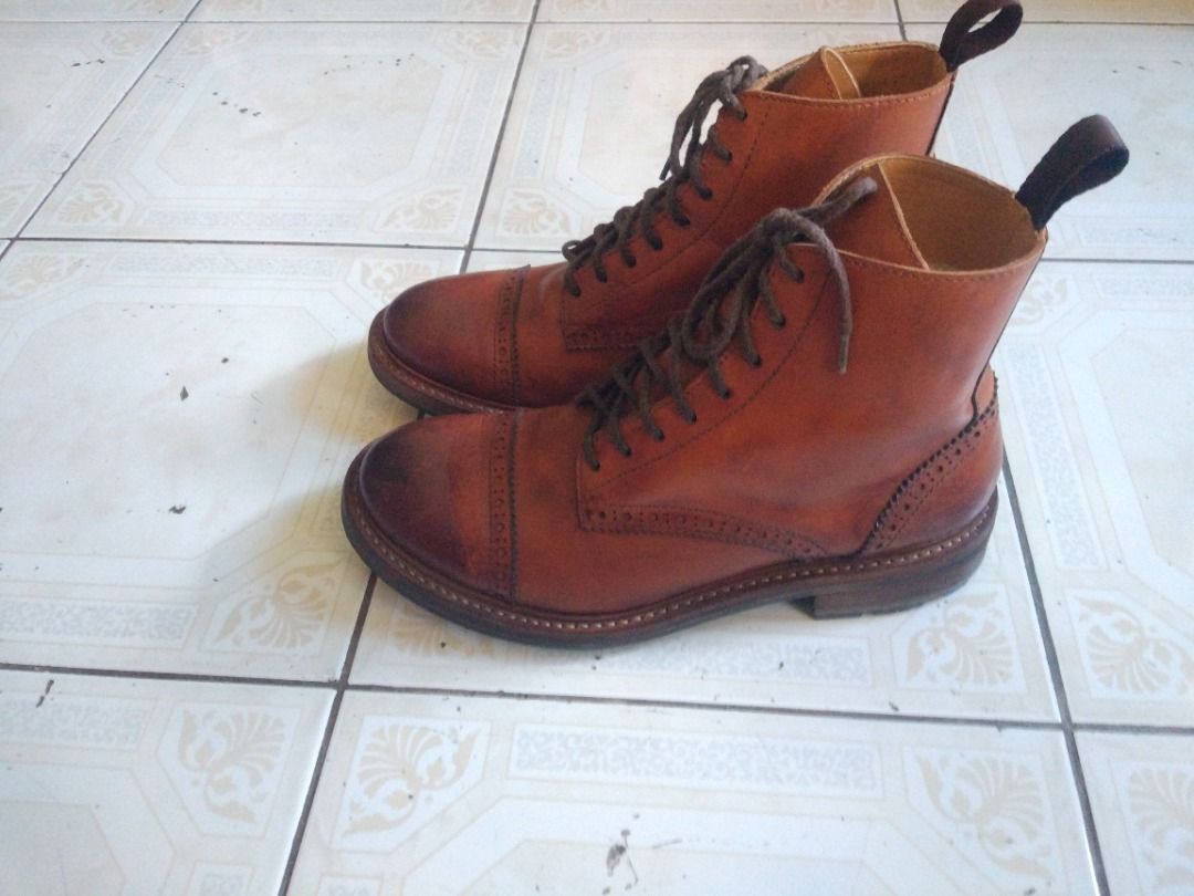 Hoax Leather Boot 41 (Category: Boots) located in Pasay City. Submitted by denimdude.ph (Listing ID 1461415545, Image 3). Description: small scratch, last pic.