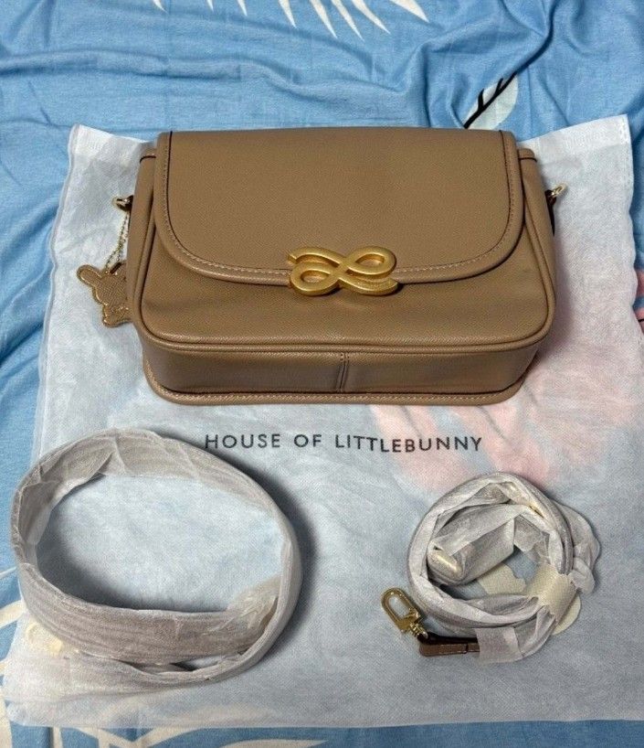 HOLB traveller Med size (Category: Cross-body Bags) located in Aliaga. Submitted by kmapparel (Listing ID 1461387332, Image 1). Description: .