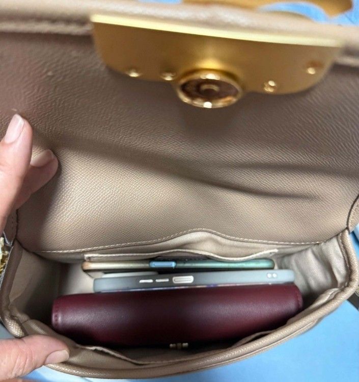 HOLB traveller Med size (Category: Cross-body Bags) located in Aliaga. Submitted by kmapparel (Listing ID 1461387332, Image 3). Description: .