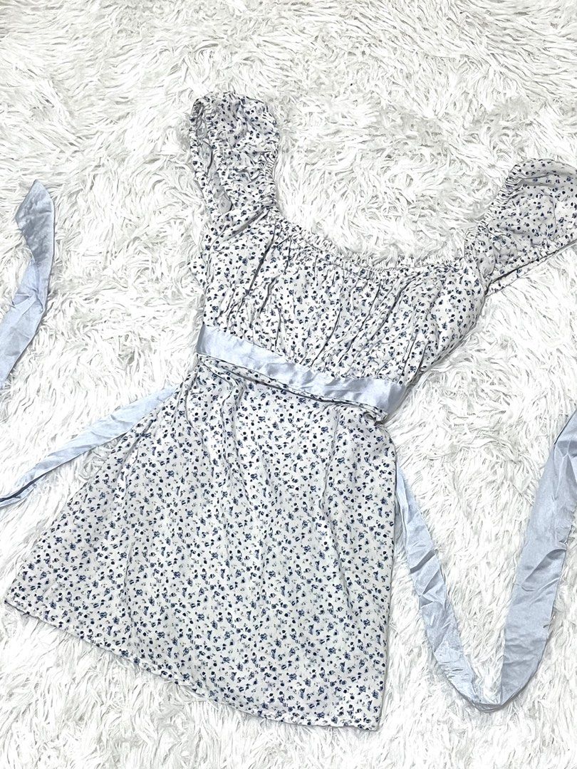 Hollister Babydoll Top (Category: Blouses) located in Bacolod City. Submitted by minwonluvr (Listing ID 1461478291, Image 2). Description: size small on tag, no flaws pls don’t lowball, would rather keep than sell #y2k #vintage .