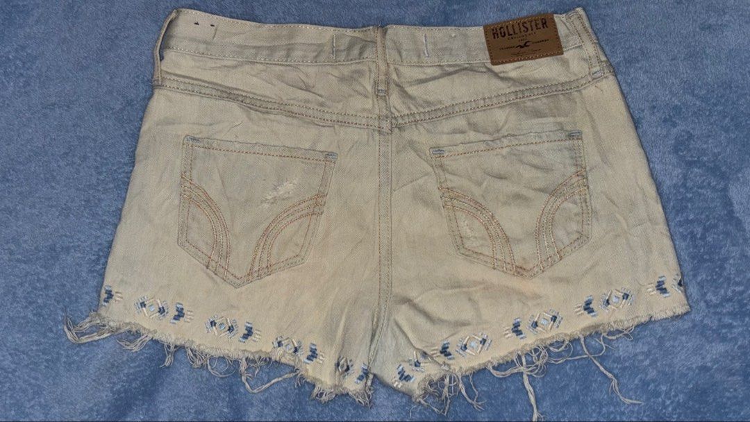 Hollister Light Wash Denim Short (Category: Others Tops) located in Manila. Submitted by 1stop1shop (Listing ID 1461425986, Image 2). Description: Authentic Hollister California Short — light-wash denim shorts with frayed hem and blue tribal embroidery waist: 25” to 28” length: 10” sb: ₱199 increment: +50 eob: Sep 14, 8pm #hollistershort #hollister #vintageph #vintageshort #vintage #preloved .