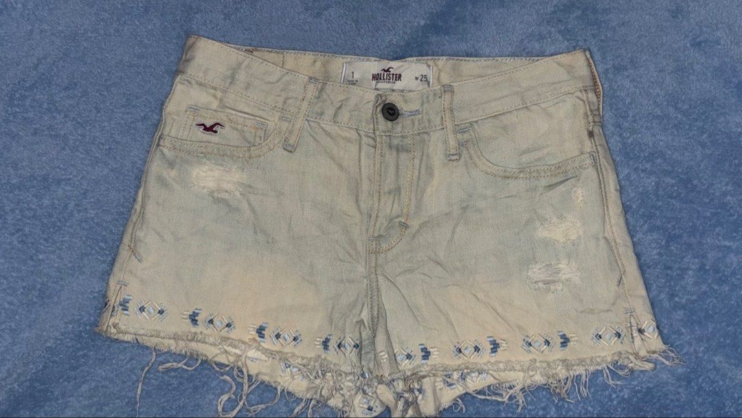 Hollister Light Wash Denim Short (Category: Others Tops) located in Manila. Submitted by 1stop1shop (Listing ID 1461425986, Image 1). Description: Authentic Hollister California Short — light-wash denim shorts with frayed hem and blue tribal embroidery waist: 25” to 28” length: 10” sb: ₱199 increment: +50 eob: Sep 14, 8pm #hollistershort #hollister #vintageph #vintageshort #vintage #preloved .