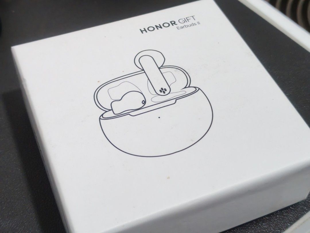 HONOR GIFT Earbuds II Wireless Earphones (Category: Earphones) located in Dasmarinas. Submitted by titaniumrosegold (Listing ID 1461546325, Image 1). Description: - HONOR Earbuds II (White) - Original packaging and white charging case included - Ideal for music playback and taking calls on the go Free gift bought from Honor mobile phone Not yet used but when tested only left side is working complete with box and charger cable.