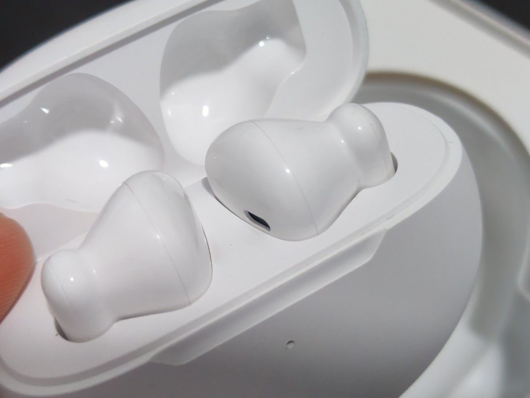 HONOR GIFT Earbuds II Wireless Earphones (Category: Earphones) located in Dasmarinas. Submitted by titaniumrosegold (Listing ID 1461546325, Image 3). Description: - HONOR Earbuds II (White) - Original packaging and white charging case included - Ideal for music playback and taking calls on the go Free gift bought from Honor mobile phone Not yet used but when tested only left side is working complete with box and charger cable.