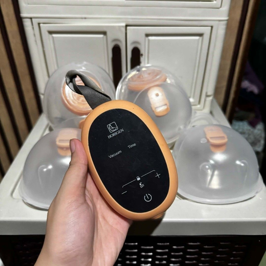 Horigen D6 wearable pump (Category: Breastfeeding & Bottle Feeding) located in Cavite. Submitted by tanyasy2729 (Listing ID 1461347973, Image 1). Description: Declutter ✨ Horigen D6 - 4pcs cups - no box - motor unit - connector charger Rfs: stop pumping message me directly for video details 🏷️payment via Cash G, Maribànk 📦can ship. lalamové near area, shop33 courier link.