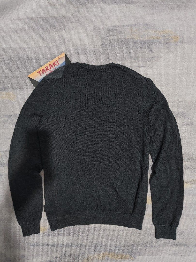 HUGO BOSS v.neck LONG SLEEVE (Category: Luxury Apparel) located in Baguio. Submitted by igorotak.111.taraki.com (Listing ID 1461472767, Image 2). Description: FS HUG0 B0SS® V NECK LONG SLEEVE WOOL AS NEW NO ISSUES SOLID NITO ❤️ L-25 W-20 CAN FIT M-L CAN DO.