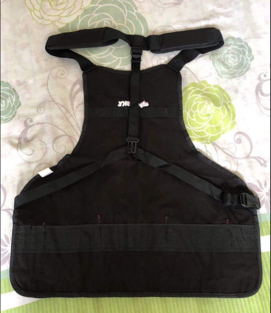 Husky Black Canvas Bib Apron 16 Pockets (Category: Activewear) located in Muntinlupa City. Submitted by bendaydots (Listing ID 1461400137, Image 2). Description: - Durable black canvas bib apron - 16 total pockets (13 waist, 3 bib) for excellent tool organization - Comfortable padded shoulder straps - Convenient quick-release belt - Dual hammer loops for easy access - Adjustable waist size: fits 27 to 52 inches.