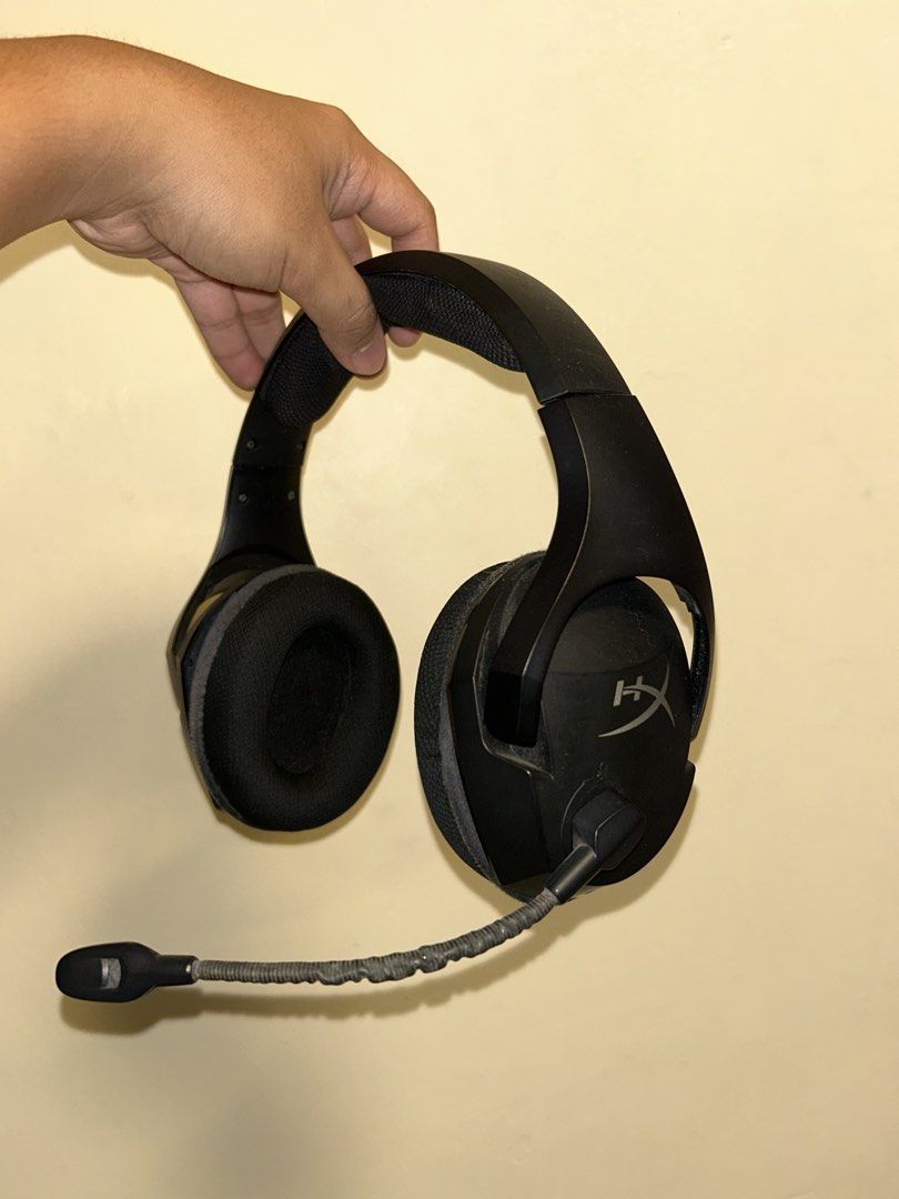 Hyperx Cloud Stinger wireless Headset (Category: Computer Parts) located in Bacoor. Submitted by jvaleza607 (Listing ID 1461388173, Image 1). Description: Hyperx Cloud Stinger Core Wireless 7.1 - Di na gumagana yung USB Dongle receiver, yun lang issue. Yung headset gumagana pa, pwede pa ko magsend ng video na nag oon at gumagana pa yung volume wheels. - Microphone gumagana pa. Nag mmute pa kapag tinataas, nag-uunmute naman kapag binaba. - Palitan