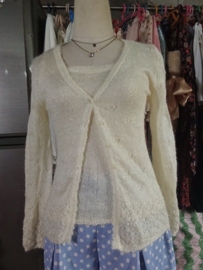 Inner and cardigan top set (Category: Others Tops) located in Meycauayan. Submitted by midori021 (Listing ID 1461456376, Image 2). Description: M on tag no flaws.