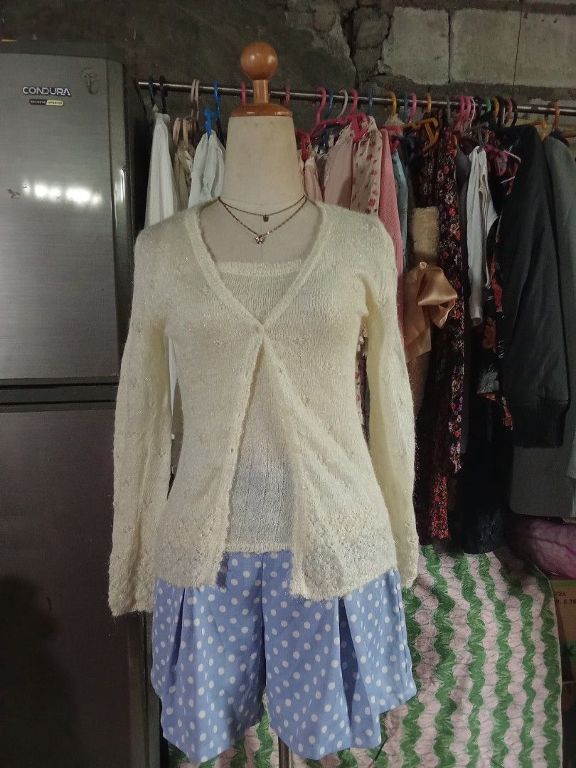 Inner and cardigan top set (Category: Others Tops) located in Meycauayan. Submitted by midori021 (Listing ID 1461456376, Image 1). Description: M on tag no flaws.