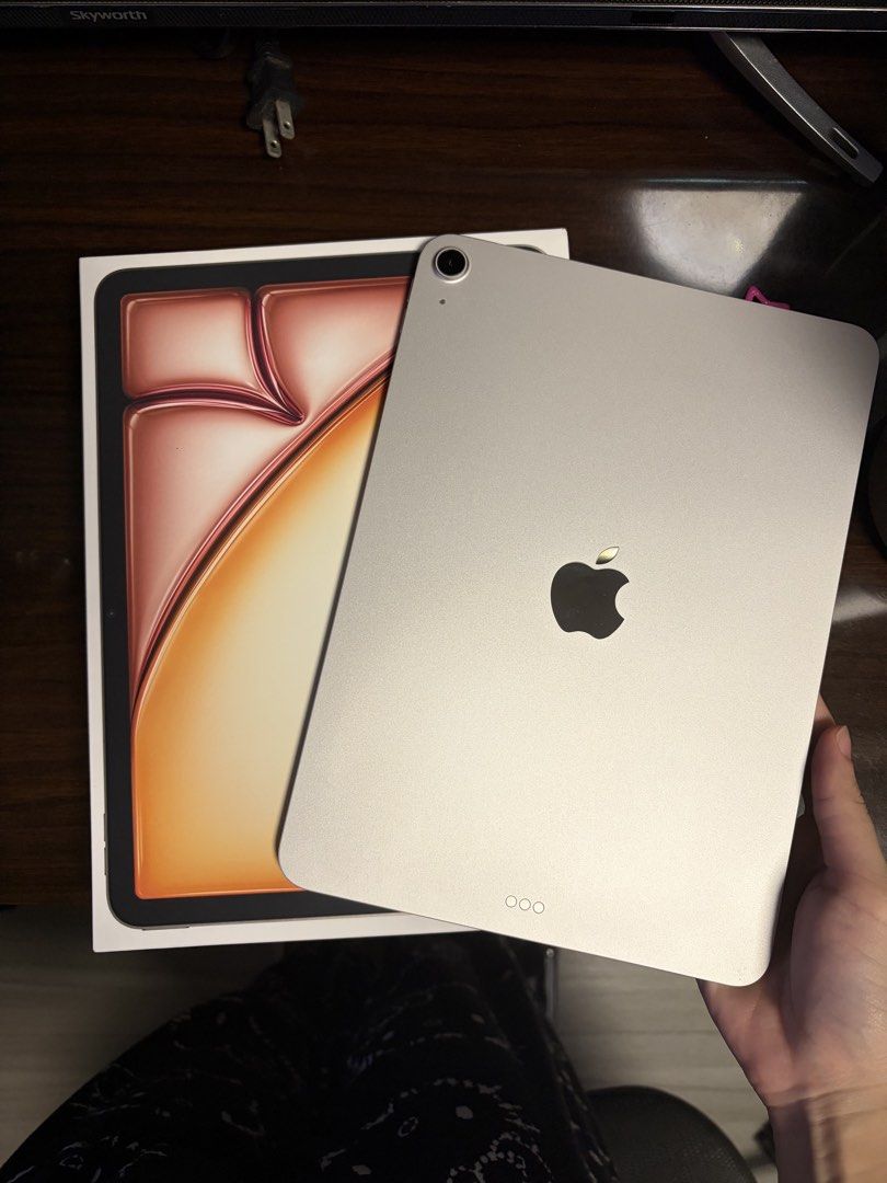 iPad Air M4 | 128GB | Starlight (Category: iPad) located in Paranaque City. Submitted by souisse (Listing ID 1461456812, Image 3). Description: LAST PRICE!! Unboxed and tried a few times only Di pa nachcharge. Di pa nga natatanggal yung charger sa box hahaha RFS: Di ko bet. I came from the pro. Should’ve splurged for the new pro na lang. Feel ko my 2020 iPad pro is better than this 😅 MEET UPS and BANK TRANSFER only 📍Silang/Nuvali/Makati .