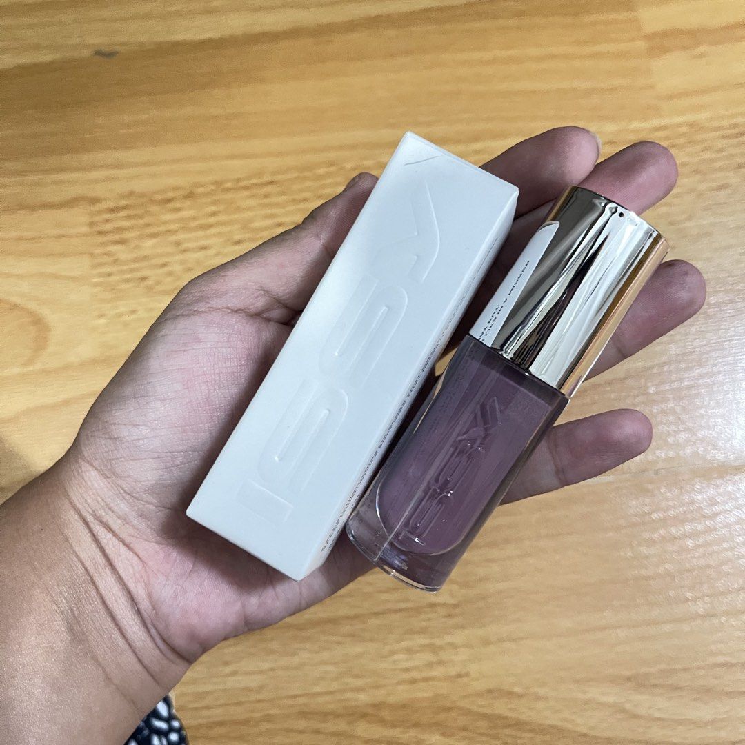 ISSY Fat Gloss (Category: Makeup) located in Quezon City. Submitted by ukhy_shop (Listing ID 1461485359, Image 1). Description: - ISSY Fat Gloss - Shade: G-String - RFS: Only swatched the shade 🛒— ₱120 ONLY dm to avail ‼️.