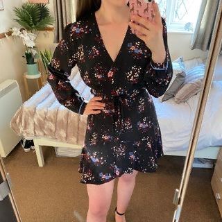 Jack Willis Floral Wrap Dress (Category: Dresses) located in Manila. Submitted by maurisio (Listing ID 1461391573, Image 2). Description: .