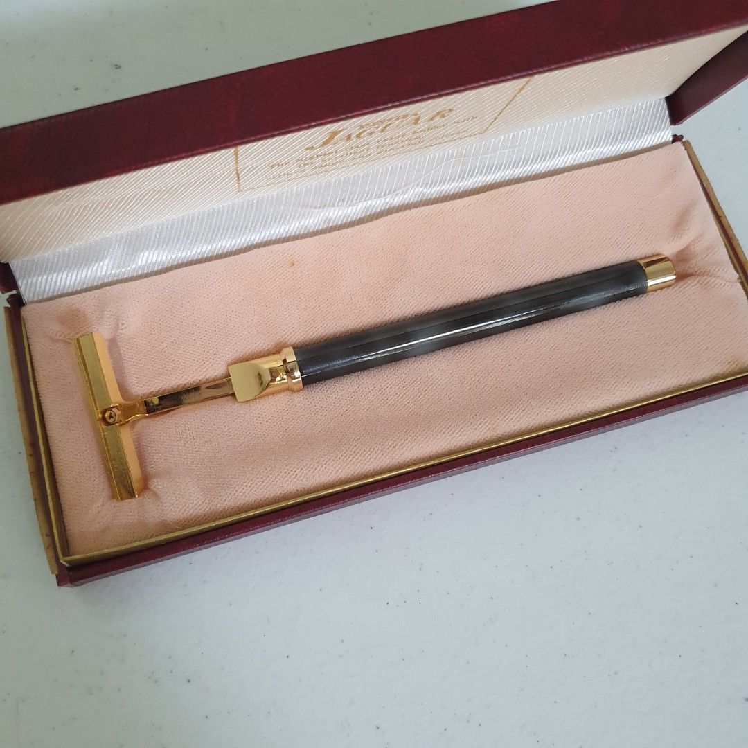 Jaguar vintage razor (Category: Stationery & School Supplies) located in Paranaque City. Submitted by cobien (Listing ID 1461477736, Image 1). Description: - Vintage Jaguar razor shaving - Includes original presentation box - Dark, possibly tortoiseshell barrel - Gold-tone accents.
