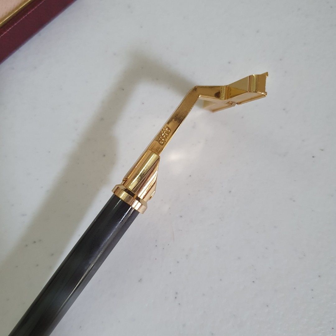 Jaguar vintage razor (Category: Stationery & School Supplies) located in Paranaque City. Submitted by cobien (Listing ID 1461477736, Image 2). Description: - Vintage Jaguar razor shaving - Includes original presentation box - Dark, possibly tortoiseshell barrel - Gold-tone accents.