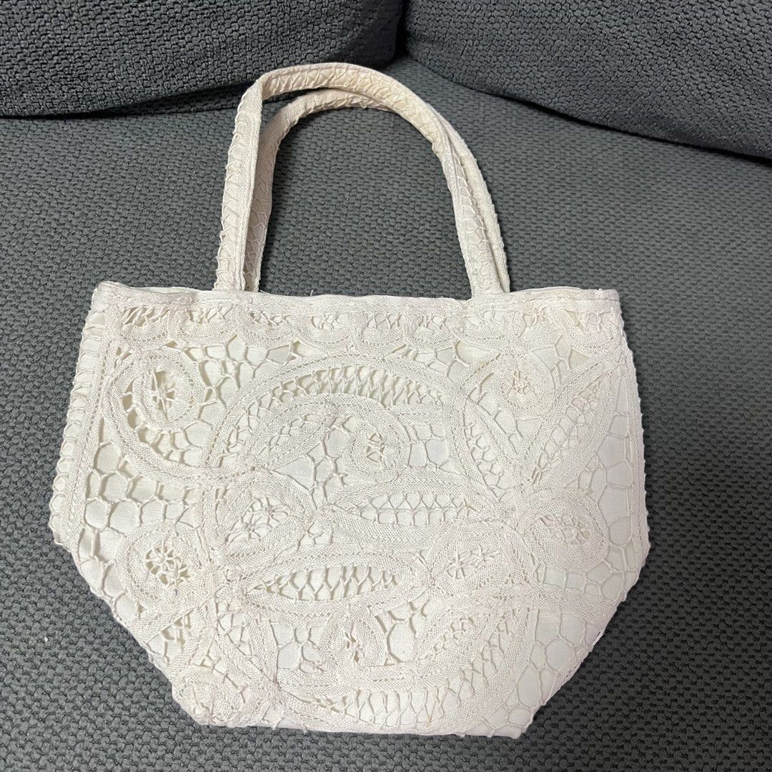 Japan Mini Lace Cream White Hand Bag (Category: Purses & Pouches) located in Silang. Submitted by f4iry4rch1ve (Listing ID 1461485357, Image 2). Description: Japan Mini Lace Cream White Hand Bag 300 php+ sf Dimensions: view the pictures above -from Japan -snap closure - actual photos Note: Colors may vary due to lighting Please message me for shipping and payment method... .
