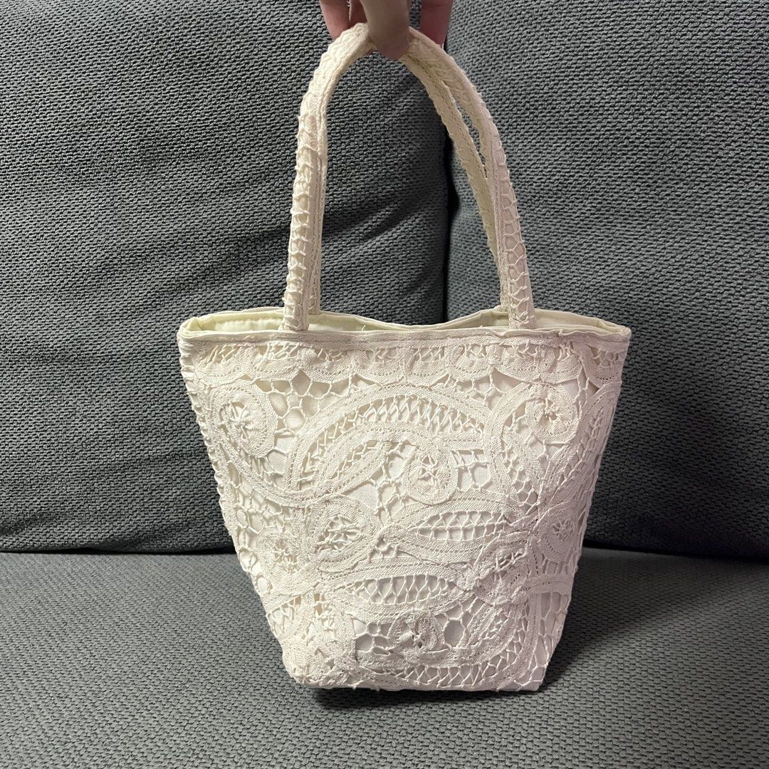 Japan Mini Lace Cream White Hand Bag (Category: Purses & Pouches) located in Silang. Submitted by f4iry4rch1ve (Listing ID 1461485357, Image 1). Description: Japan Mini Lace Cream White Hand Bag 300 php+ sf Dimensions: view the pictures above -from Japan -snap closure - actual photos Note: Colors may vary due to lighting Please message me for shipping and payment method... .