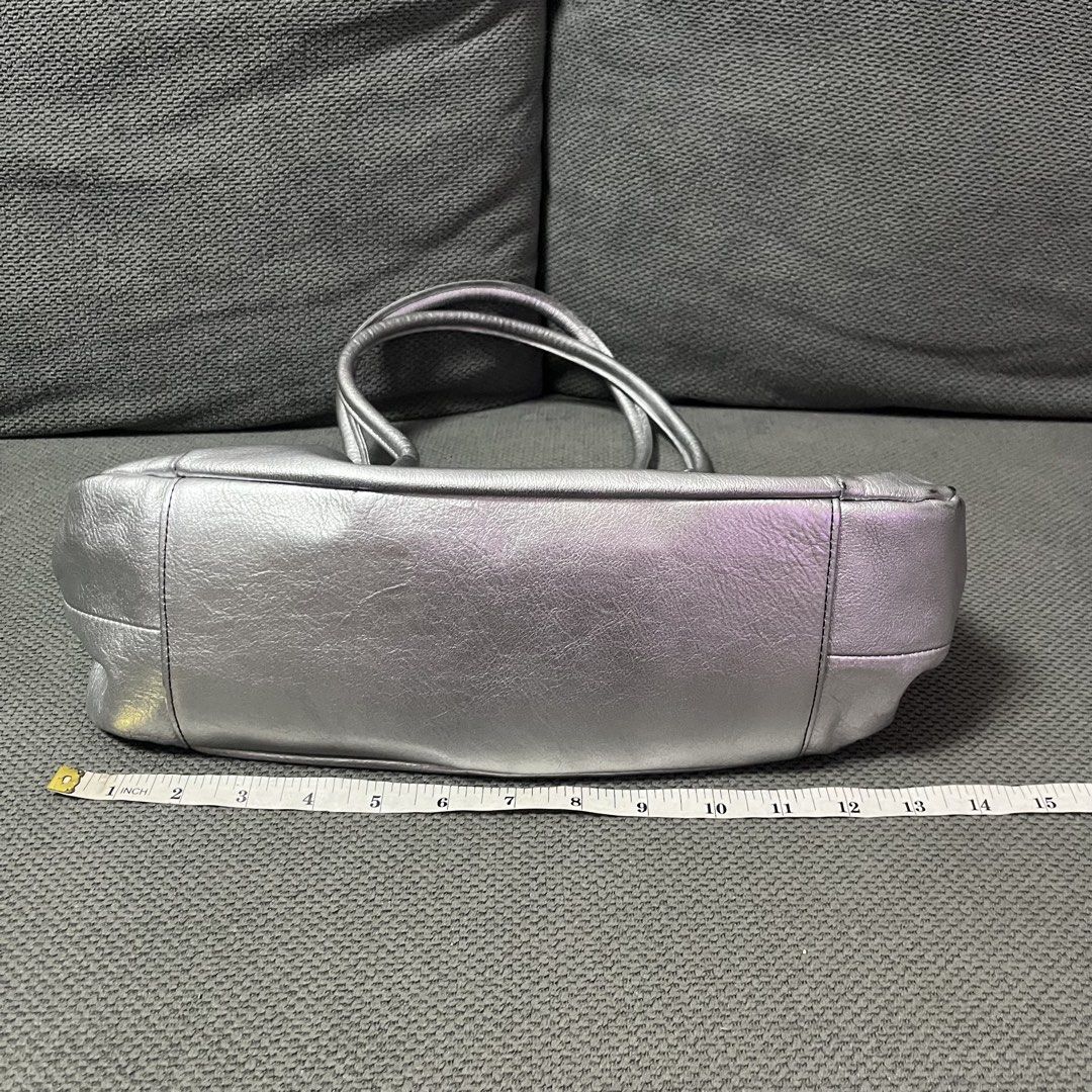 Japan Y2k Silver Minimal Cool Shoulder Bag (Category: Shoulder Bags) located in Silang. Submitted by f4iry4rch1ve (Listing ID 1461486025, Image 2). Description: Japan Y2k Silver Minimal Cool Shoulder Bag 800 php+ sf Dimensions: view the pictures above -from Japan -fits a lot of things -flaw: view last picture - actual photos Note: Colors may vary due to lighting Please message me for shipping and payment method... .