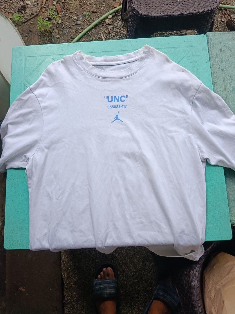 Jordan UNC "UNC" T-Shirt White (Category: Tshirts & Polo Shirts ) located in Urdaneta. Submitted by tetsudoubletaps (Listing ID 1461397145, Image 2). Description: + SF / Nego with washable stains - White Jordan t-shirt - Size: L - Features 'UNC' graphic and Jumpman logo - Sleeve detail: 'AIR JORDAN 1 RETRO HIGH OG DESIGNED IN OREGON USA' .